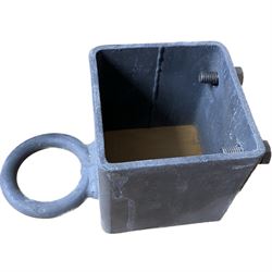 Höjfäste med ring för smällås till 70x70 mm stolpe