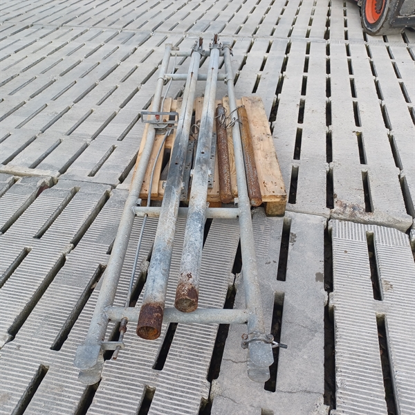 1 st. begagnad höj-/sänkbar grind längd: 3,10 m. med 2½" stolpar för nedgjutning