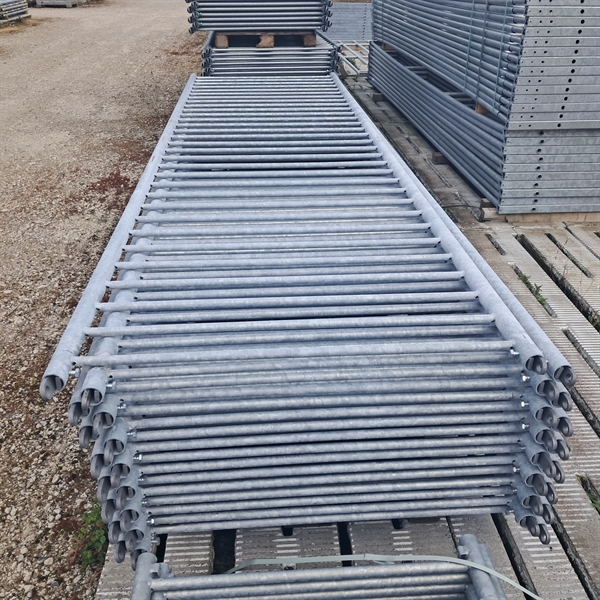 Mellangaller i 1½" längd: 3–4 m, höjd: 1,08 m.