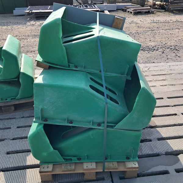 7 st. begagnade foderautomater i plast, 2:a sortering 