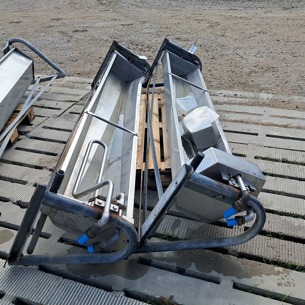 2 st. begagnade tippbara vattenkar för vägg, längd: 2,30 m VK50
