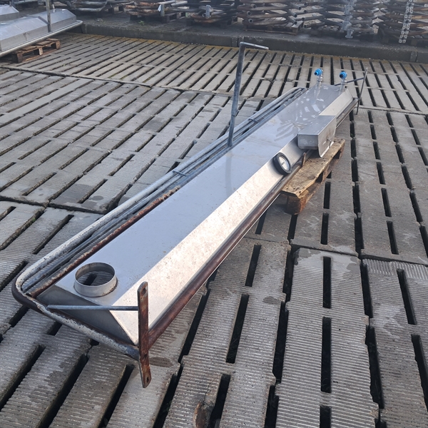 1 st. begagnat vattenkar för vägg, längd: 4 m. VK76