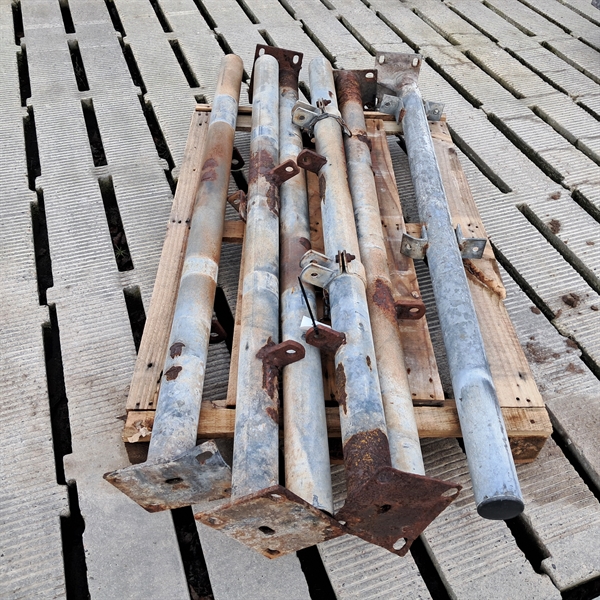 6 st. begagnade 2½" stolpar med liten fotplatta, längd: 1,50 m.