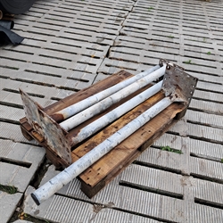 4 st. begagnade 2½" stolpar med fotplatta, längd: 1,40 m