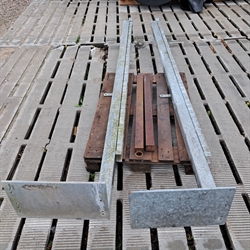 2 st. begagnade 80x80 mm stolpar till höj-/sänkbar grind, längd: 3 m