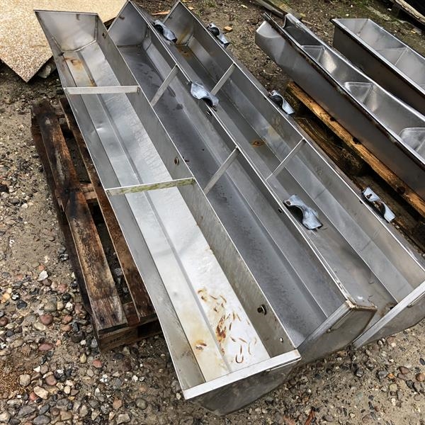 2 st. begagnade fodertråg i rostfritt stål längd: 2 m bredd: 0,30 m foder6