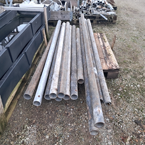 6 st. begagnade 2½" stolpar för ingjutning